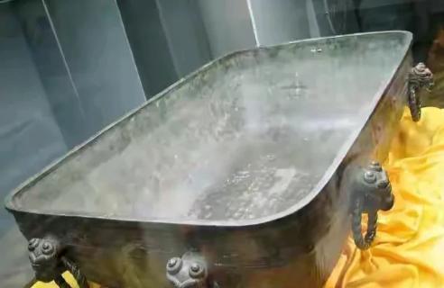 清朝道光年间，陕西宝鸡郿县县令徐燮钧，下乡体察民情时，偶然在一农户家中发现了一个