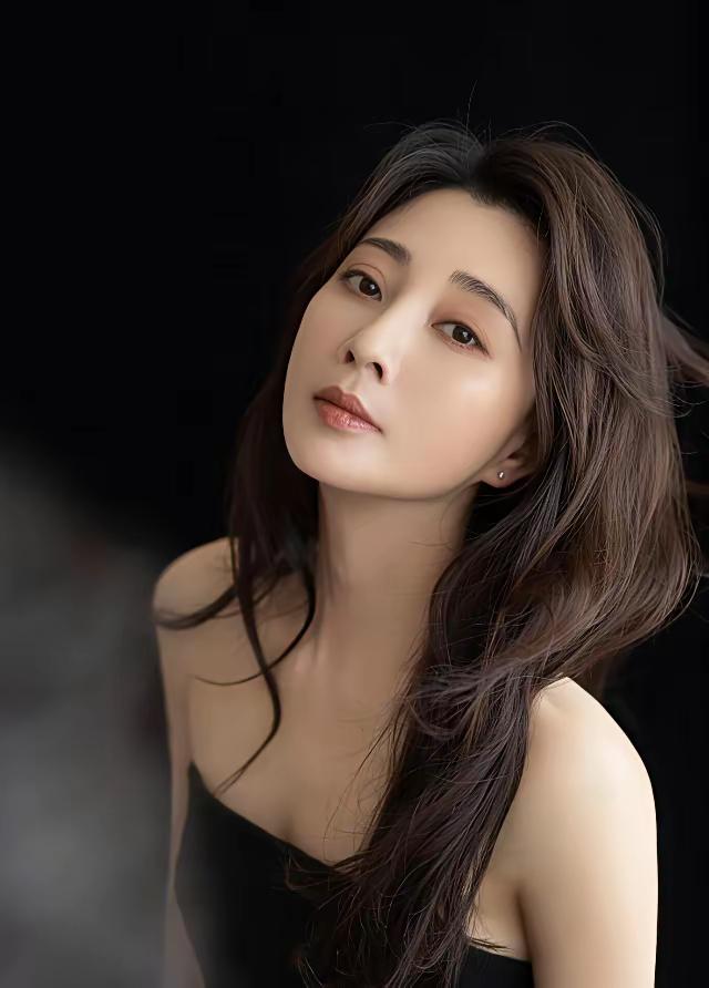 2009年那个冬天，殷桃放下筷子转身离开的瞬间，大概就明白了——有些看似光鲜的“