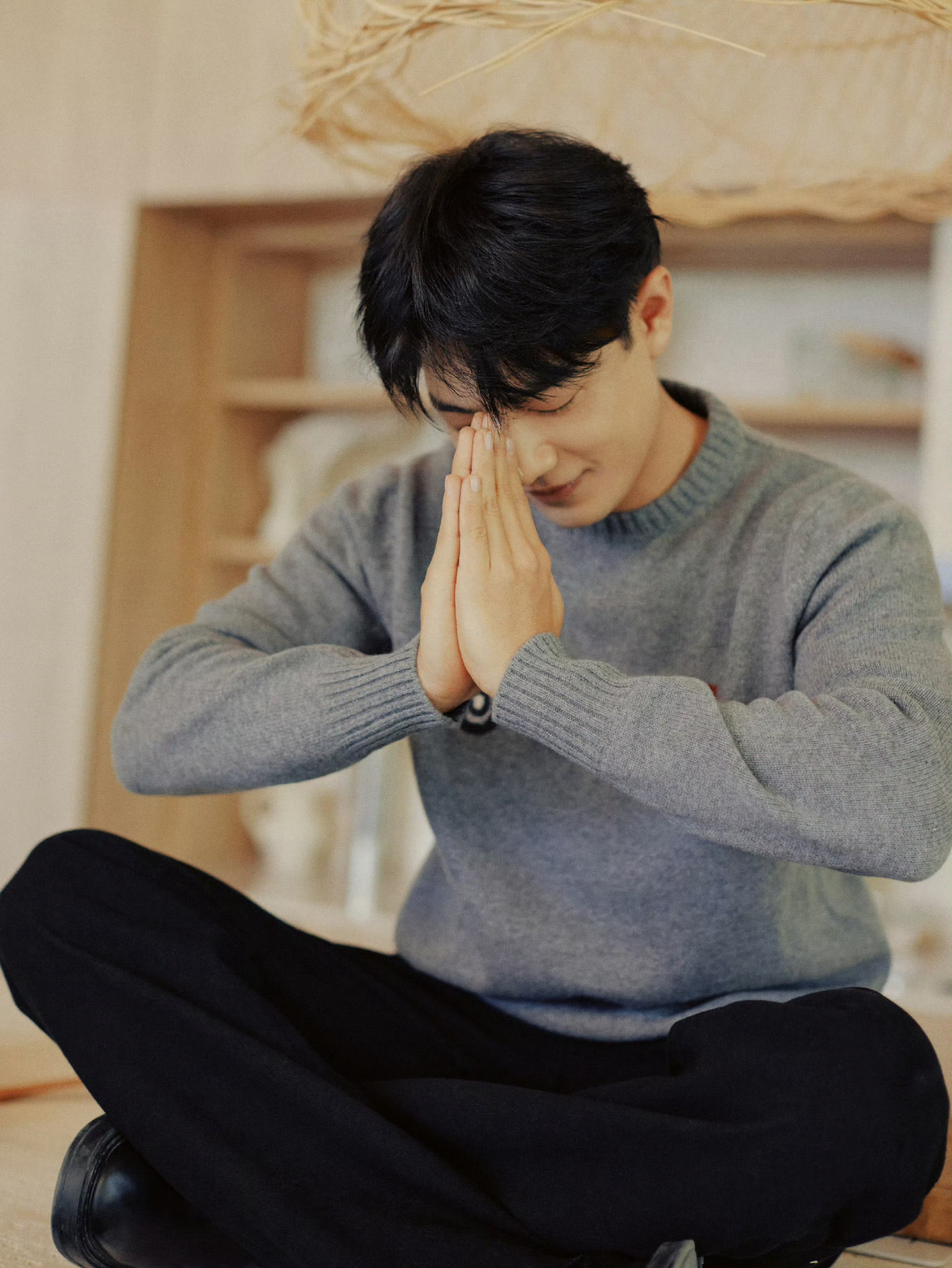 肖战34岁生日居家照这套图拍的多少有点亲近暧昧了，这不是男友视角，这得是同居日常
