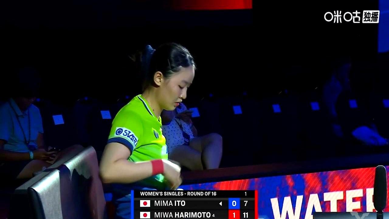 从11-7到第二局3-3、5-5，镜头不断给到伊藤美诚，场边一句话扎心：她像陷进