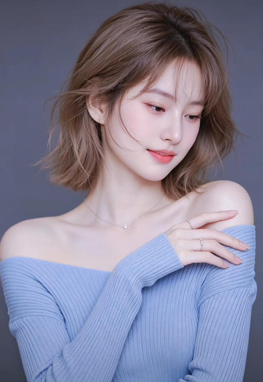 温柔甜美的蓝调少女，浅浅的微笑，优雅动人。