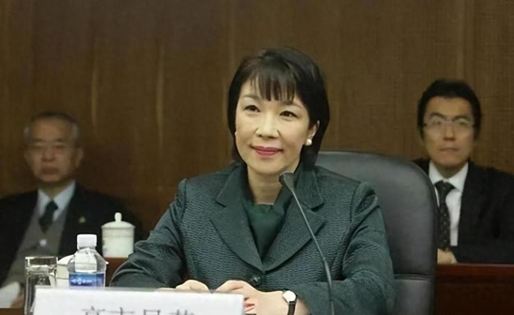 看来这次是真的被打疼了。日本首相高市早苗一句话捅了马蜂窝，现在连前首相的女儿都跑