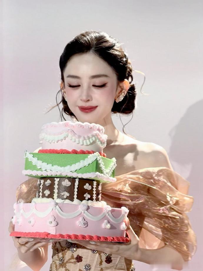 娜扎live的神还得是古力娜扎呀，完全就是掌管氛围感的神，这次的营业也太惊艳我