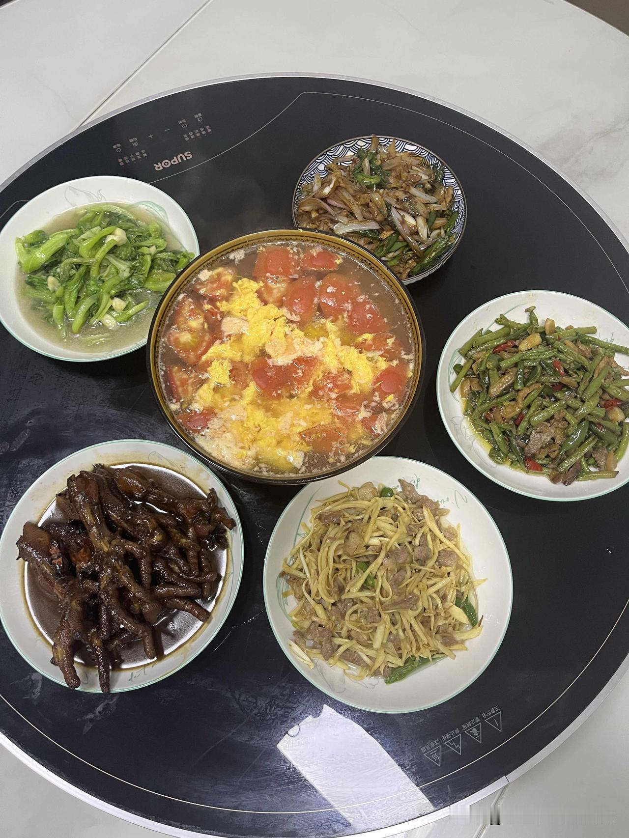中午我正在烧菜，老板娘妈妈乐呵呵地端着一米箩杨梅进来，她顺手放在桌上，然后不用问