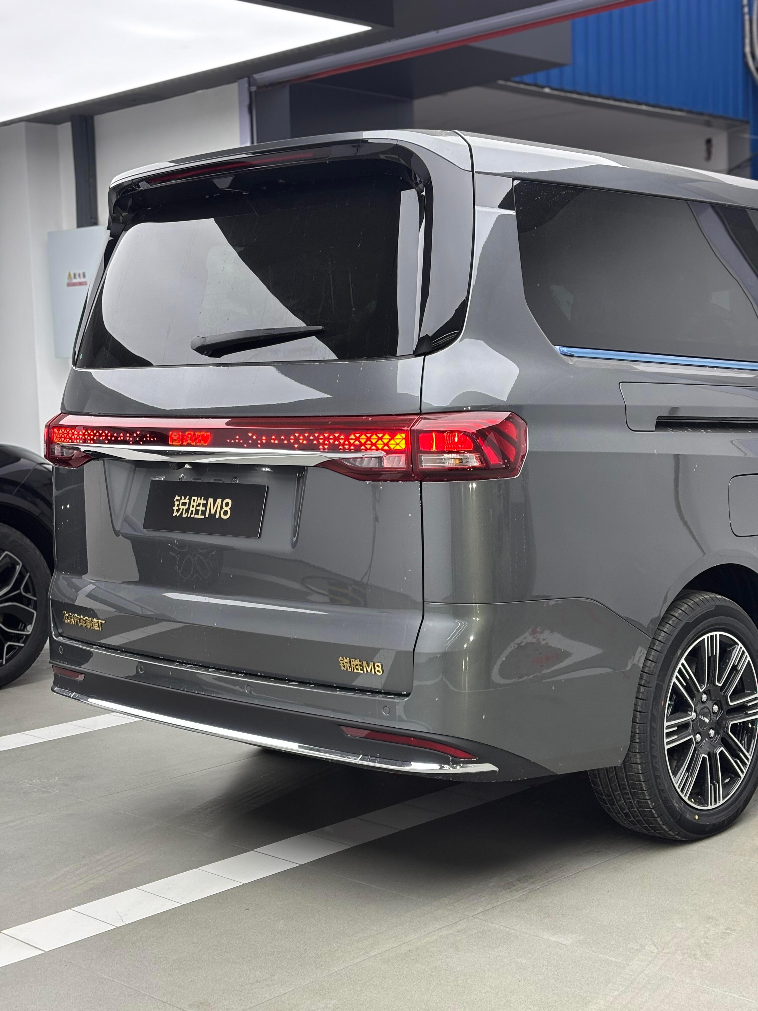 空间真是没得说，三排座位坐着都不憋屈，后备箱还能放下好几个行李箱，全家出游一辆车