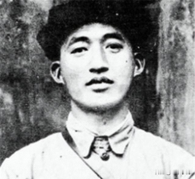 1996年，刘华清上将闻知当年为红25军探路突围的山西货郎妻子尚在人世，激动得红