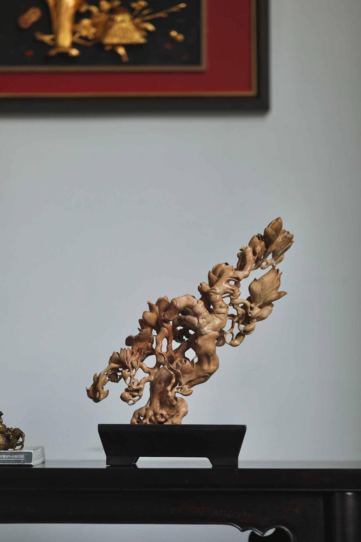 老山檀香|玉兰摆件匠师循木之天然肌理，雕作玉兰迎春之态：枝干虬曲苍劲，如古木