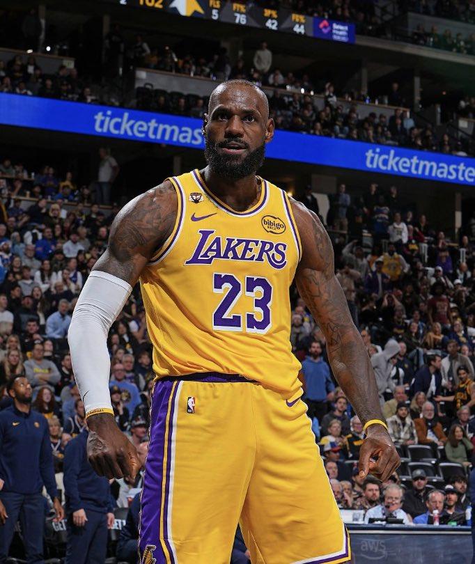 詹姆斯被记者问到首次无缘全明星首发的感受！目前新赛季NBA全明星首发阵容已经