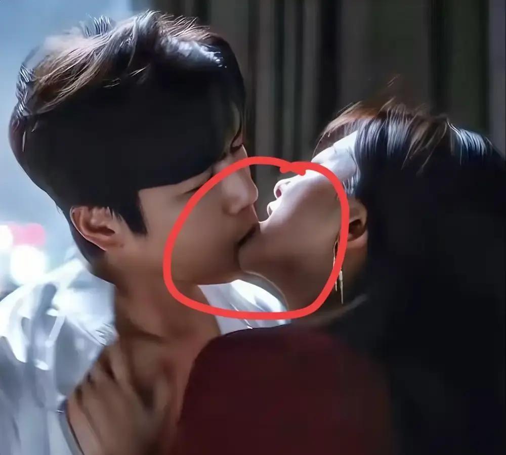 钟汉良跟朱珠在浴室拍壁咚，导演把所有人都赶出去，就剩他俩。钟汉良拿手机掐秒表，