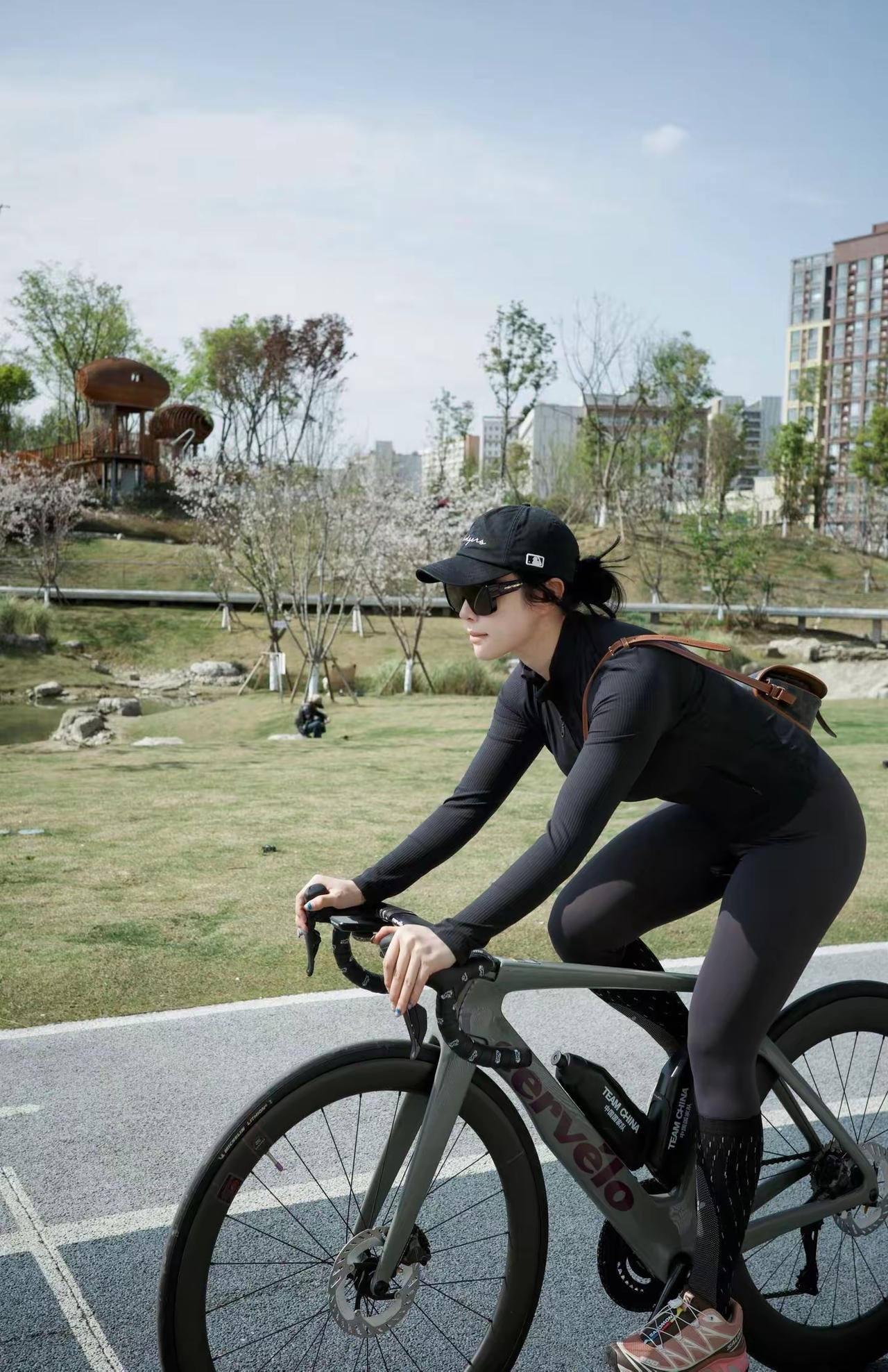 骑行在春日公园，感受自由与活力！🚴‍♀️🌸骑行的人，身材确实健美，太棒了。追