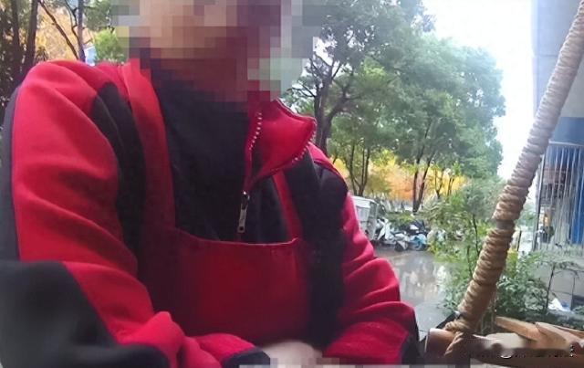 杭州，一女子网恋，男友说在国外做工程部主管，最近结工程款800万，男友准备将钱款