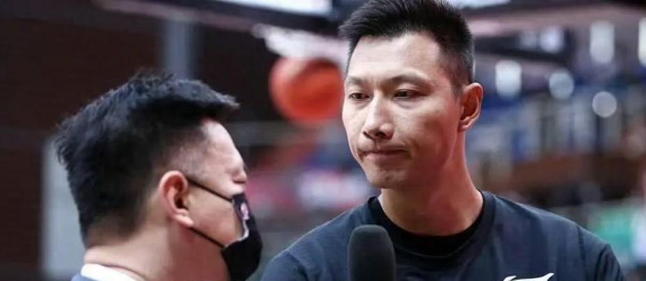易建联应该保持耐心，再给大家一点时间去消化。而且复出的平台也选错了，一开始选广东