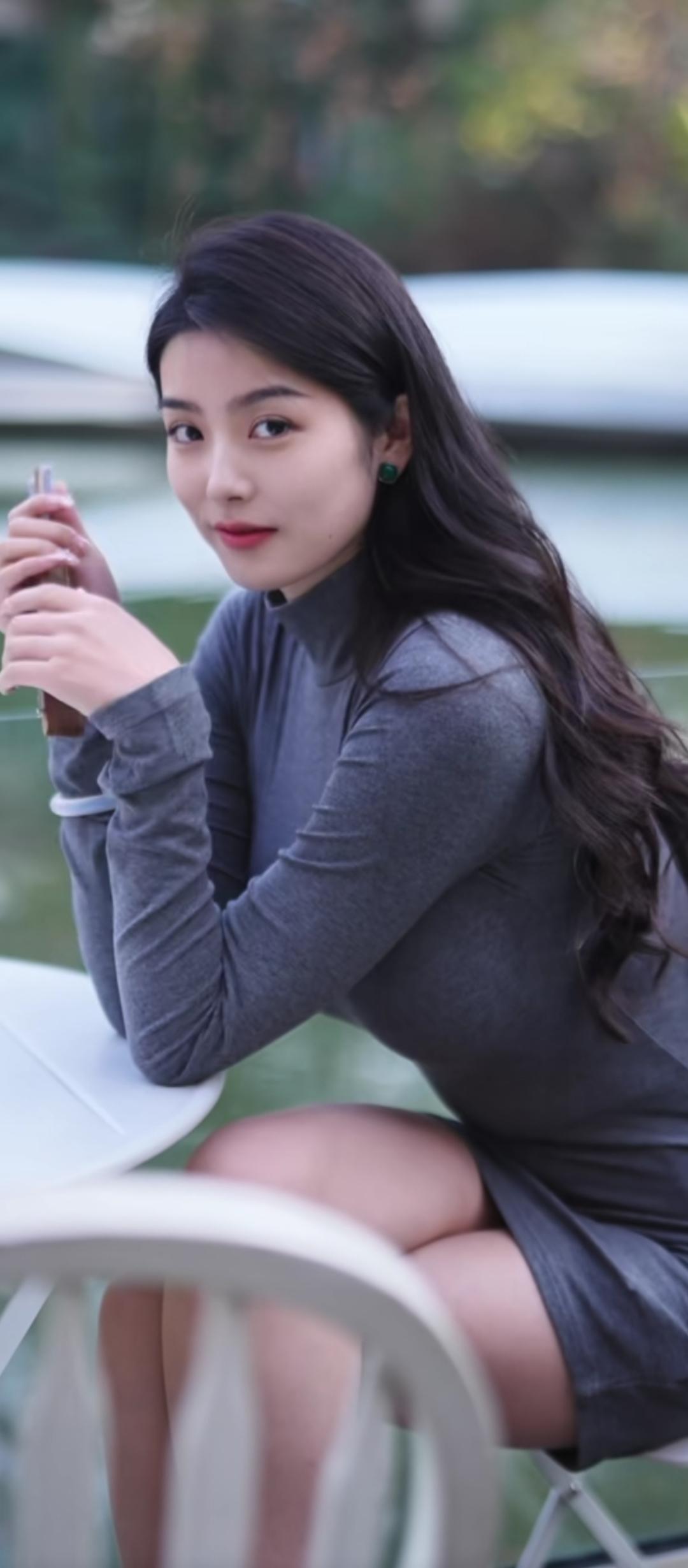 静坐湖畔，心随景动。