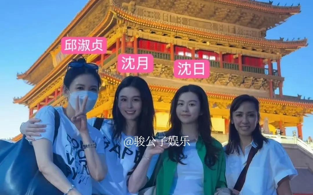 邱淑贞近日带着两位女儿一同游览西安。逛美食城游兵马俑，照片中，母女三人的样貌十分