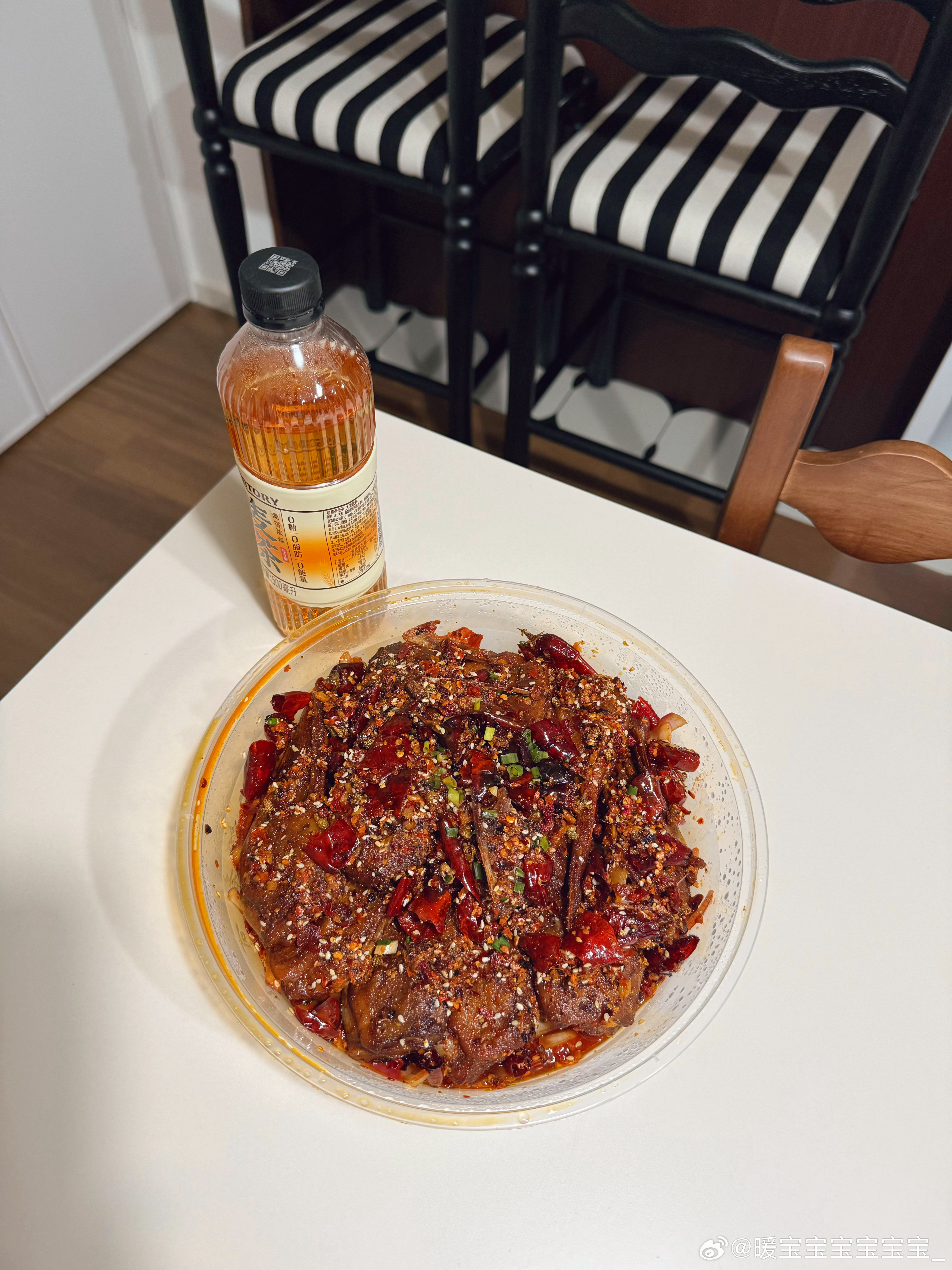 今天夜宵还是啃鸭头～这次的很辣很好吃！