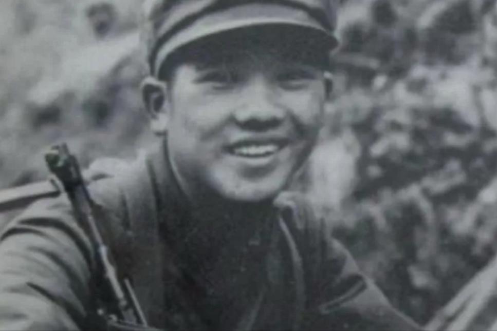 1979年对越反击战，战士陈全钢送情报时，发现阵地已被越军占领。他咬着牙说：“