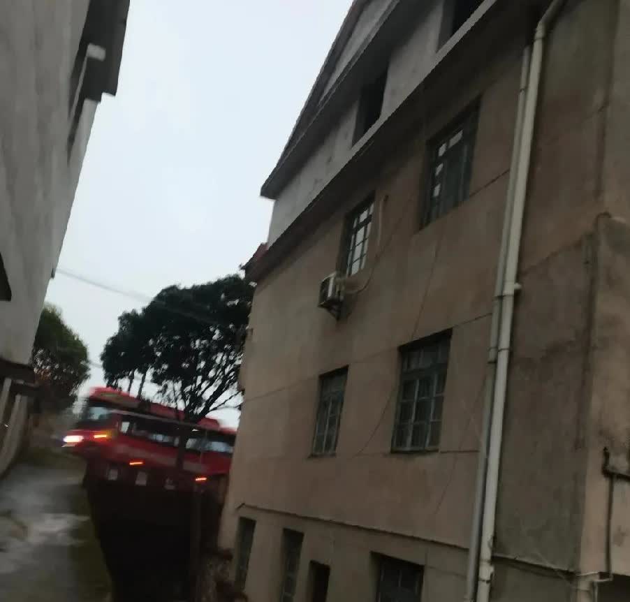 现在很多人都打算买车，当买完车去4S店提车的时候，千万记得检查下车子。4S店的人