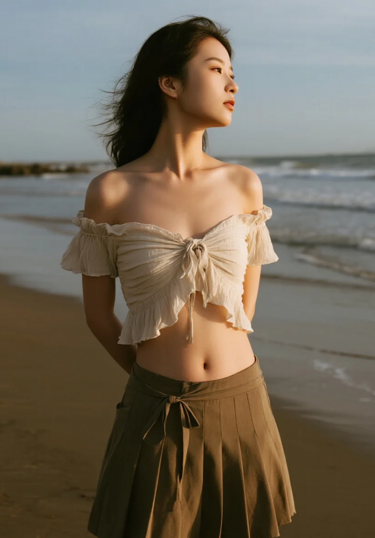 海边的“小太阳”，笑容温暖又灿烂。