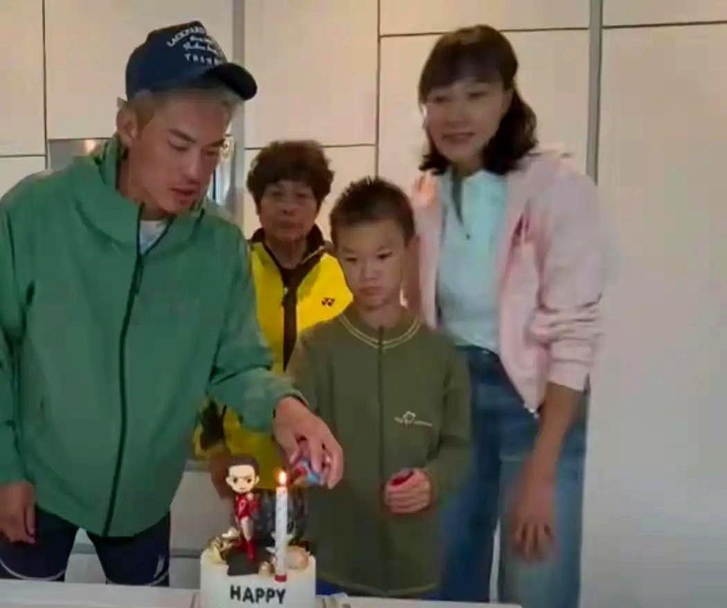 白发了还扛着公司跑，林丹这老哥真拼。老婆在英国陪娃，他一个人在国内扛着几十号人