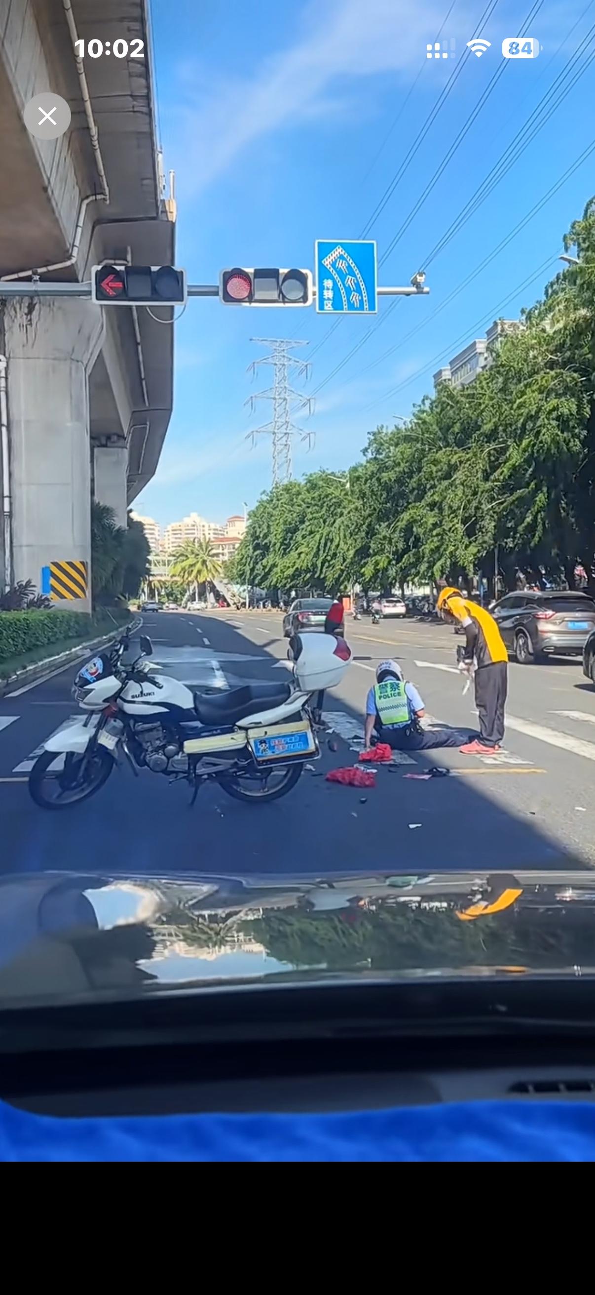为了生活，送个外卖，把交警给撞了！