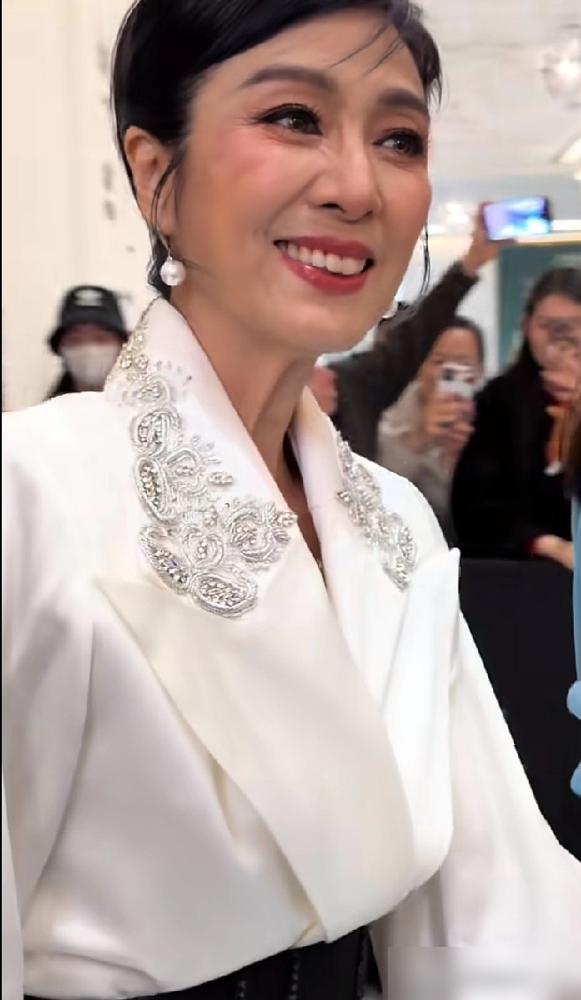 70岁米雪同框55岁陈松伶，网友炸锅：长辈直接把晚辈秒了！陈松伶为演唱会狂