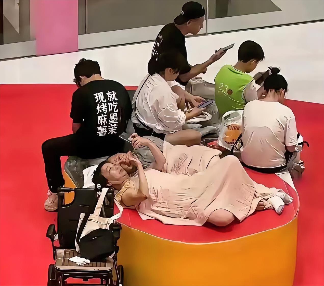 大爷大妈商场蹭空调，大爷大妈不尴尬，他们的儿女不尬吗？​​​