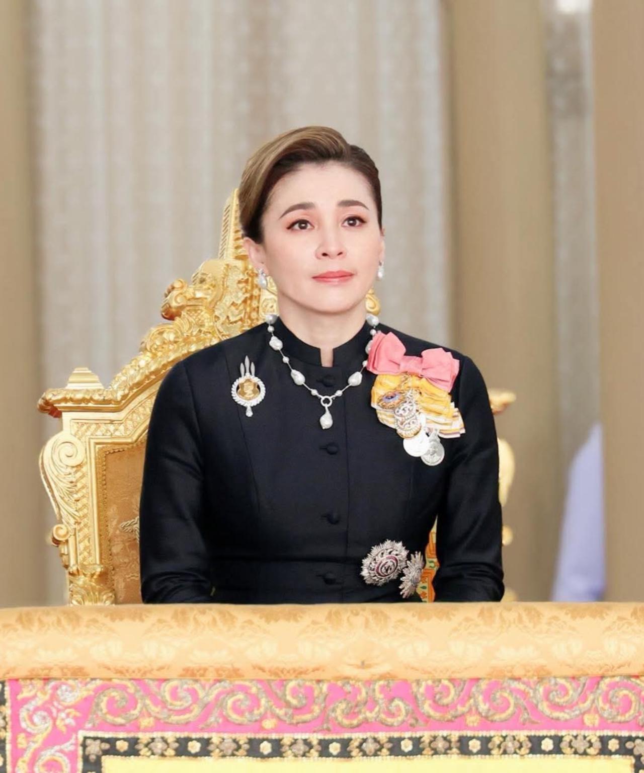 苏提达王后出席国葬，黑丧服也难掩盛世美颜8月30日，在曼谷PomPrapS