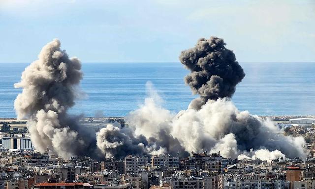 8个师一夜之间撤干净，700人阵亡，以军空投，叙利亚被朱拉尼分裂朱拉尼的“新国