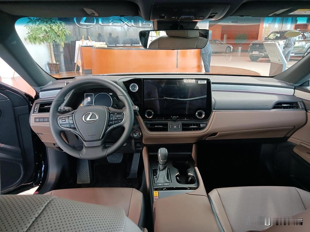 今天看了雷克萨斯es200，这车现在到底落地价多少钱？有个朋友介绍的店离我