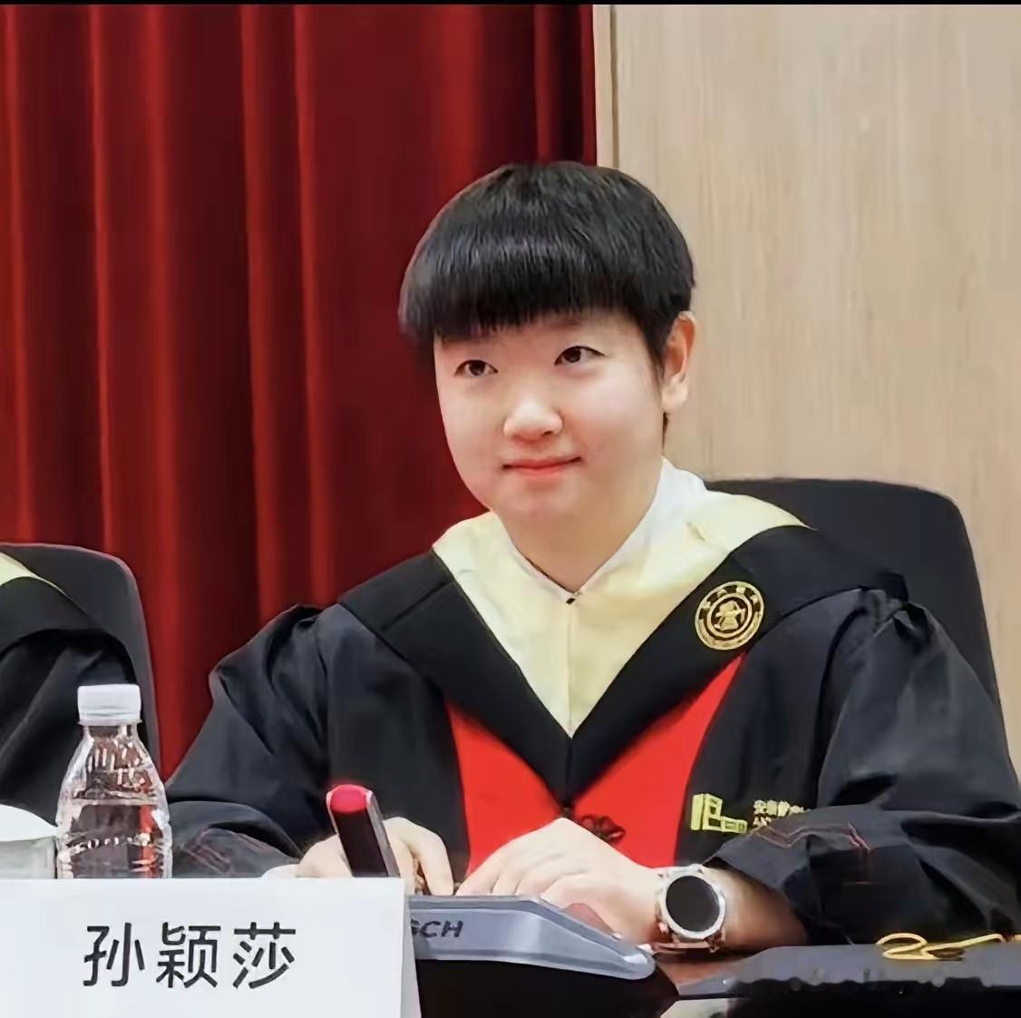 莎莎上海交大毕业发言文采斐然，哲理满满！莎莎首先说，饮水思源，爱国荣校这八个字
