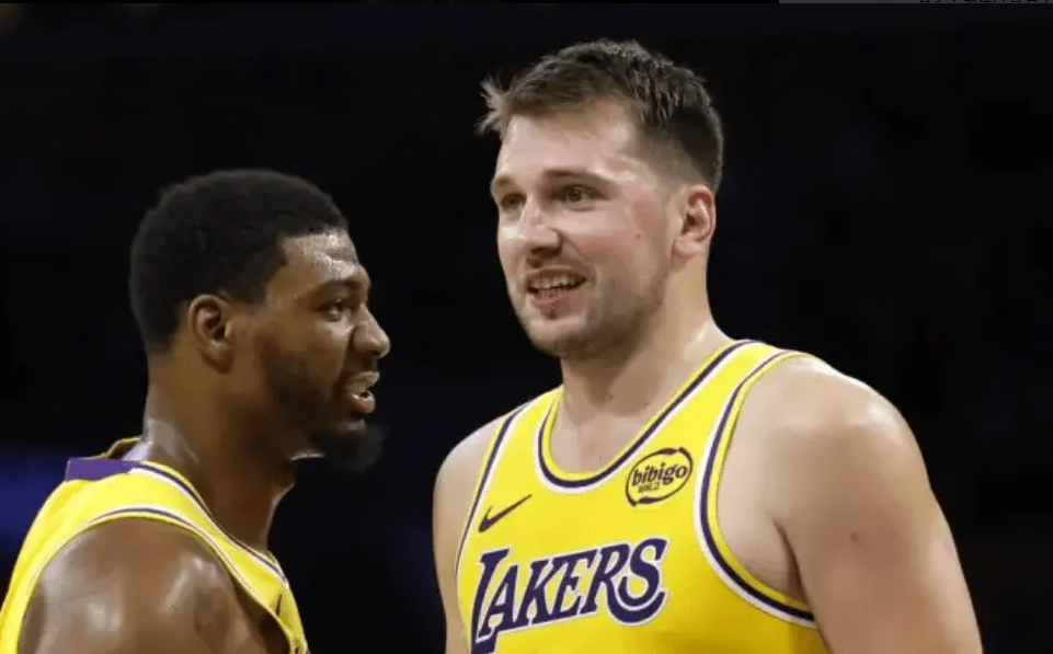 湖人今日官方公布了明天与篮网比赛的伤病报告。马库斯-斯马特（右脚踝挫伤）和阿杜