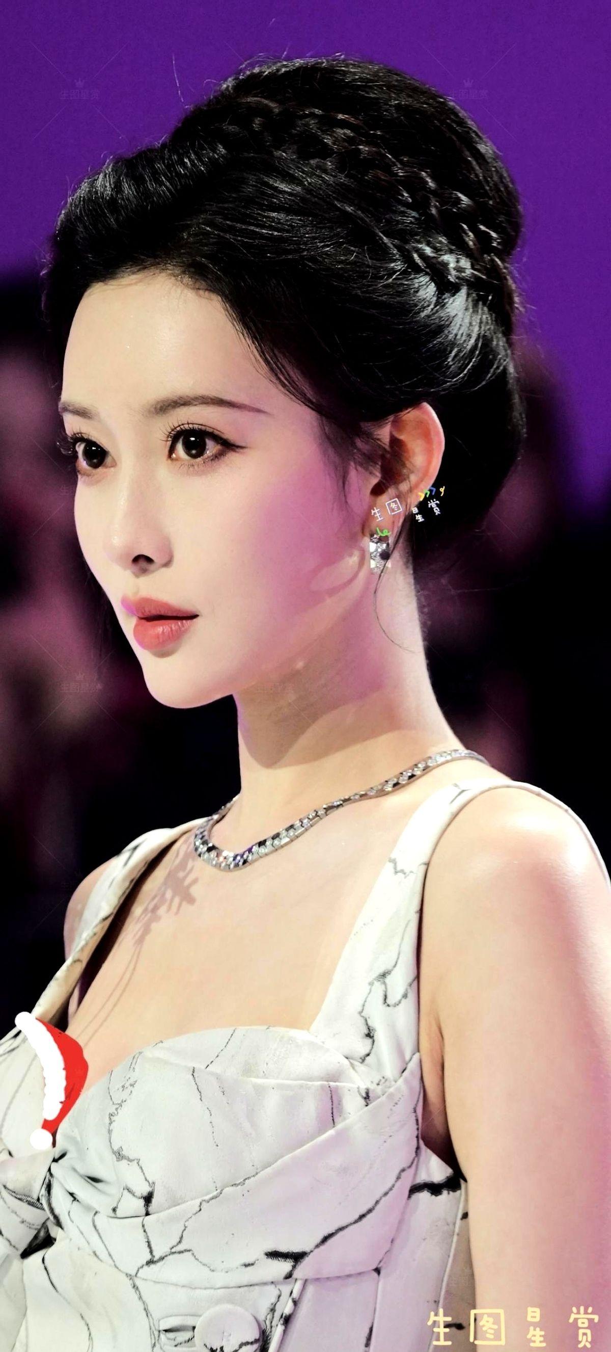 孟子义这次尖叫之夜，是真杀疯了。12月盛典上，她那身冰雪公主造型直接引爆了全