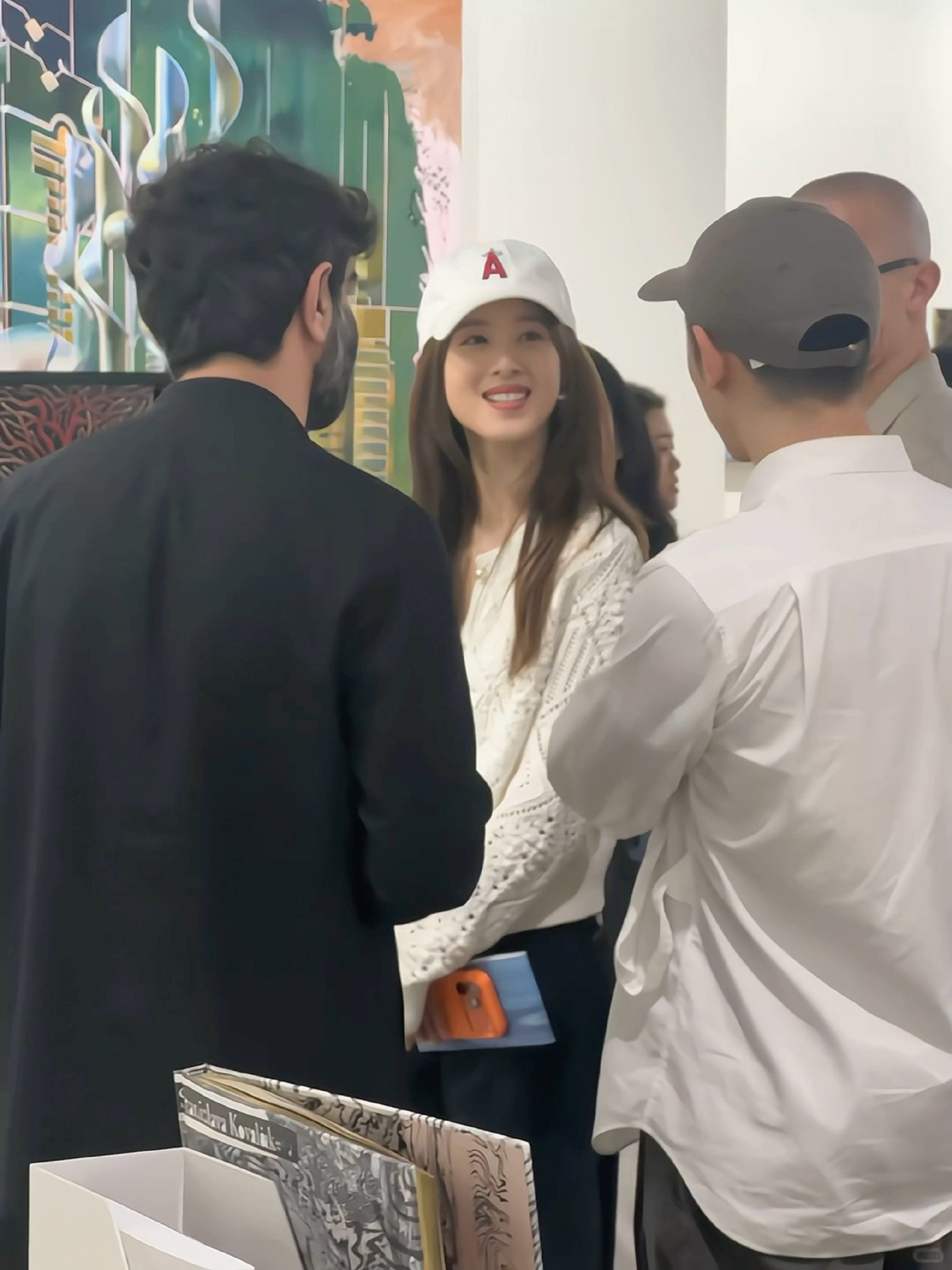 偶遇章泽天逛香港艺术展偶遇章泽天逛香港艺术展，漂亮啊！