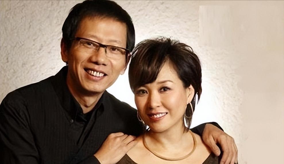 1999年，黄小茂对史可说:“孩子没了，咱们还是离婚吧。”史可含泪答应了。