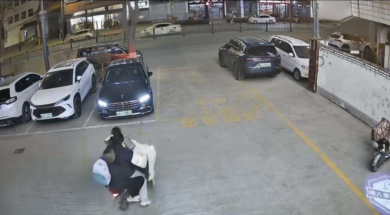 一生爱看热闹的中国人…[捂脸哭]3月25日山西，晚上8点多钟，一辆轿车在停车场，