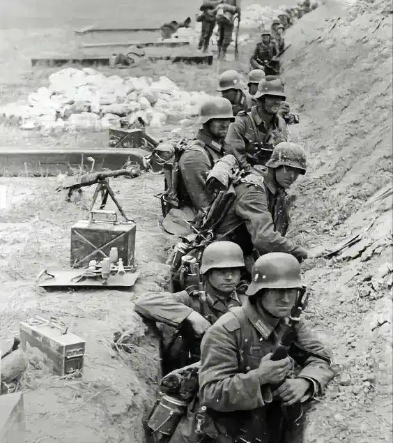 “我刚刚度过了自己在波兰的第一天。这一天是1942年9月18日。我们每天清晨5