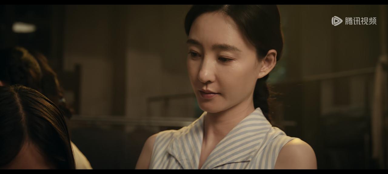 王丽坤演了小亿青娥的“白月光”女神。她一出场就是自带光环。她不是陕西人，却成了张