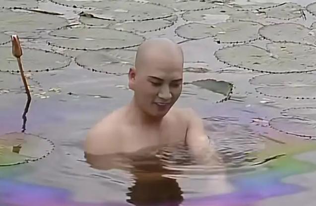在1984年拍摄唐僧在洗澡的时候，其实是在冒着生命危险。导演杨洁为了营造出金蝉子