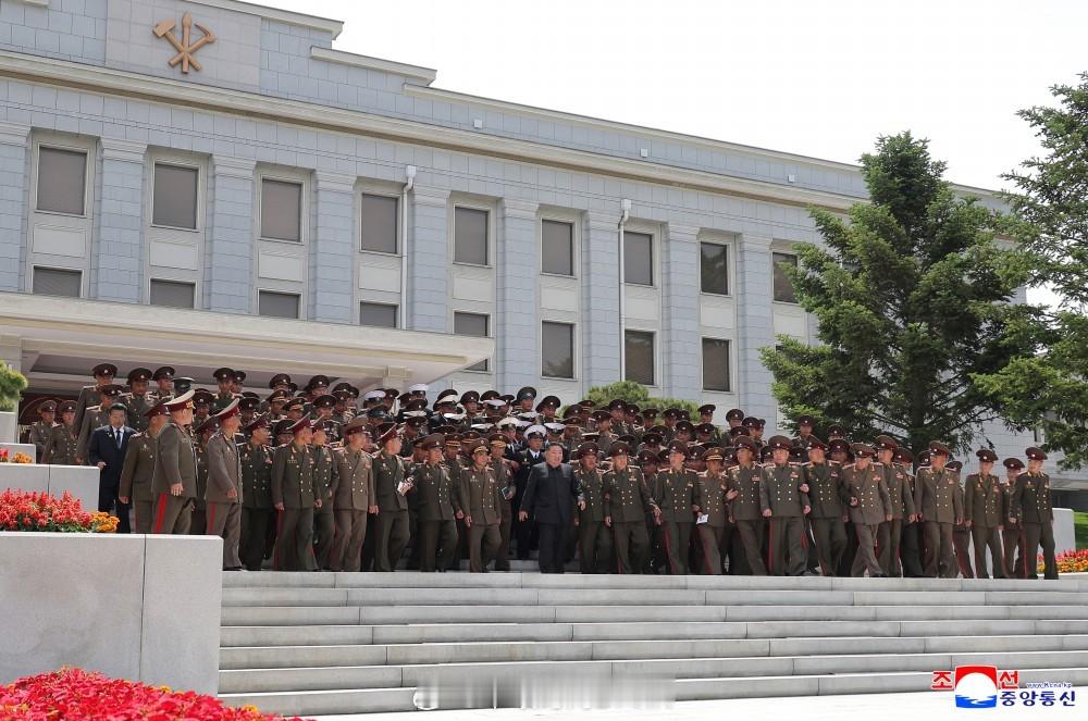 【敬爱的金正恩同志召开全军师旅指挥员聚会并会见他们】朝中社平壤５月１８日电　金正