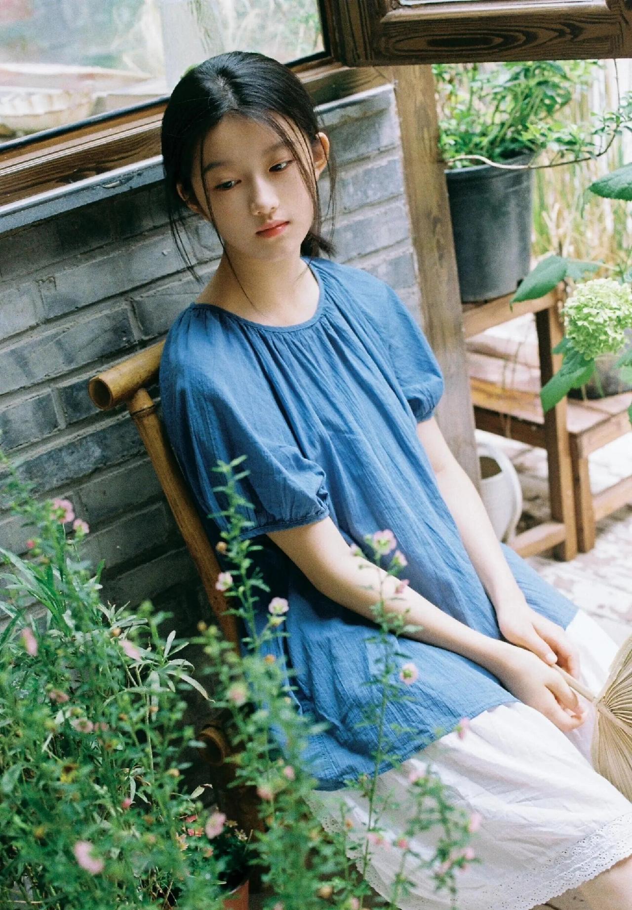 不必刻意成熟稳重，保留心底纯粹的少女感，在草木清风里自在舒展，平凡日常也能满是温