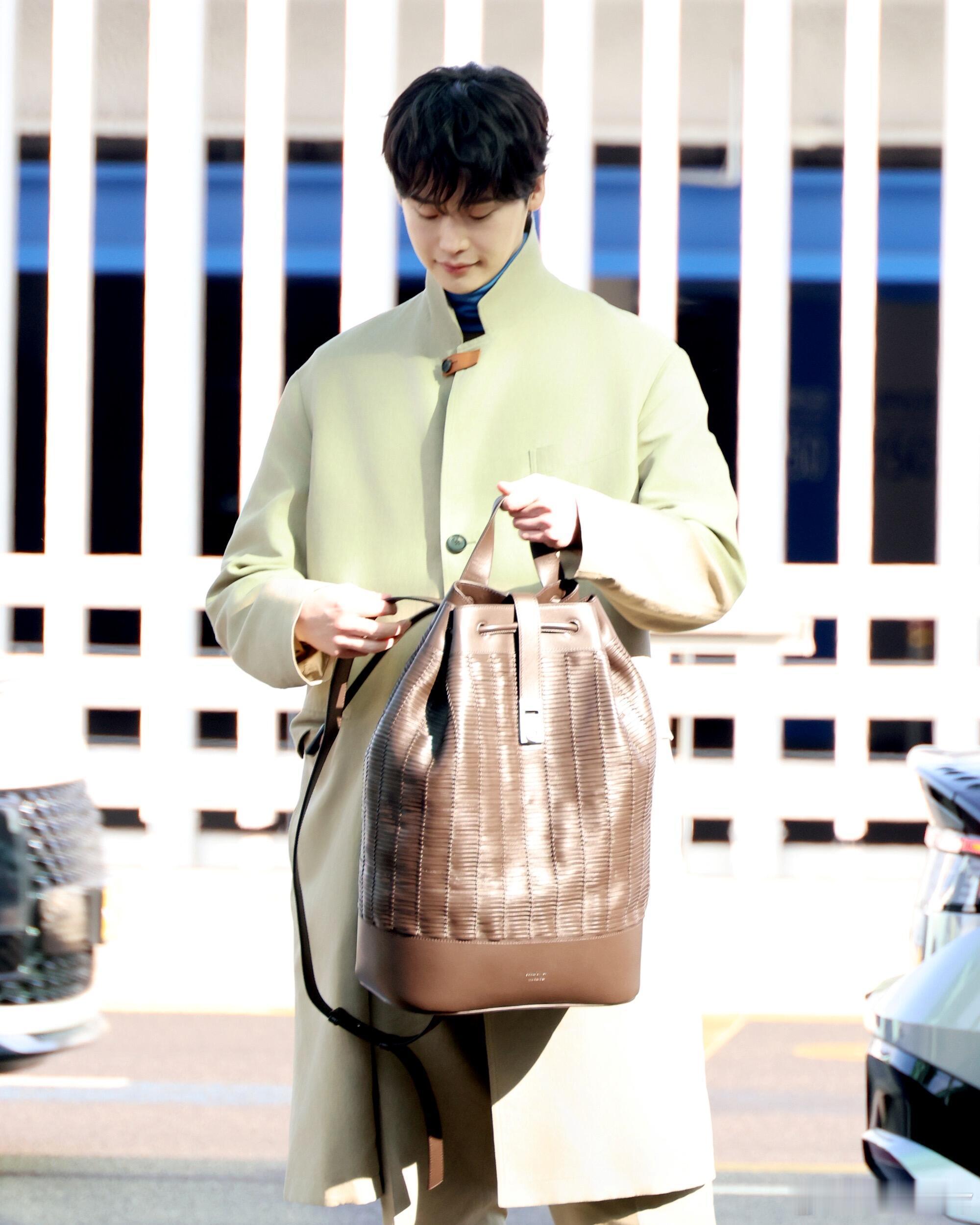 李钟硕韩国首尔机场启程巴黎时装周，即将参加HERMES大秀，期待二硕闪耀巴黎，秀