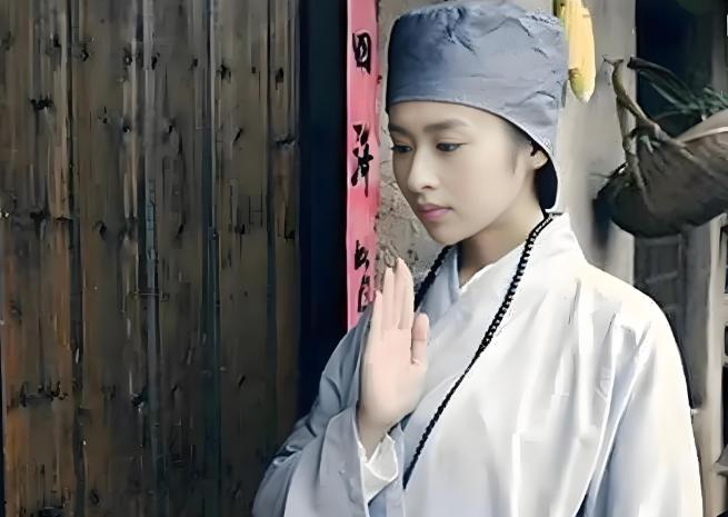 一位尼姑上将军府化缘，见将军的女儿长的好看，便要求把女儿送给她去学武功，将军十分