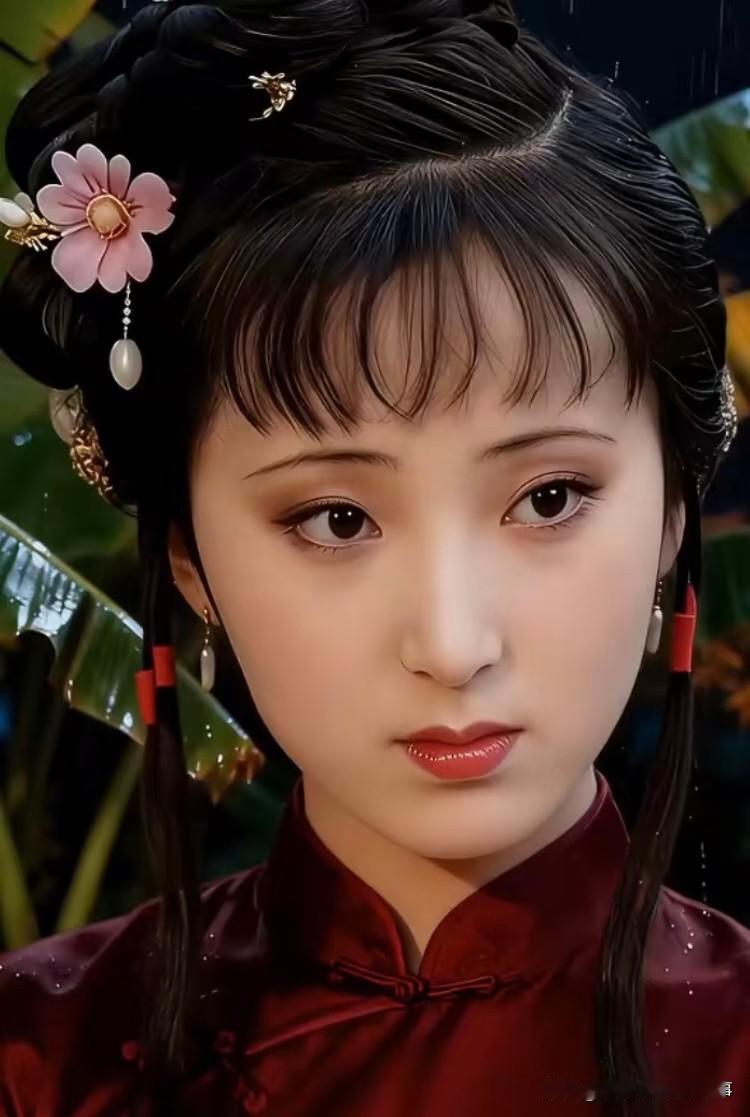 反观陈晓旭，才是当之无愧的古典美女天花板，是国内最具古典气质的演员，唯美到极致，