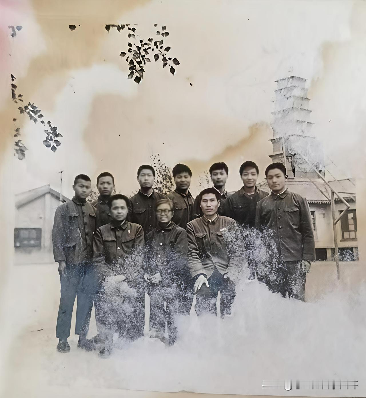 这是一张高中部分同学与班主任老师和化学老师，政治老师的合影。照片里虽然没有我的