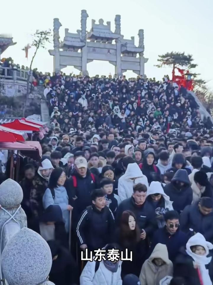 没钱真好[大笑]！五一假期，各大景点毫不例外的，又是人满为患！主打一个走不动