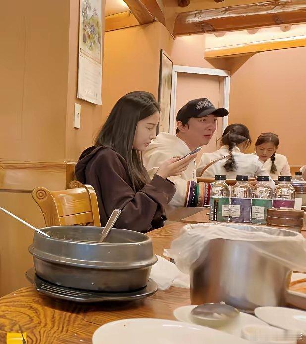 有网友在韩国偶遇王思聪，他和几个女生在吃烤肉！估计是去韩国看演唱会的，倒是不见他