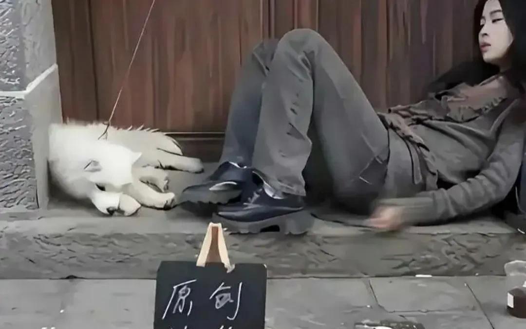 摆摊卖诗集的美女[抠鼻]