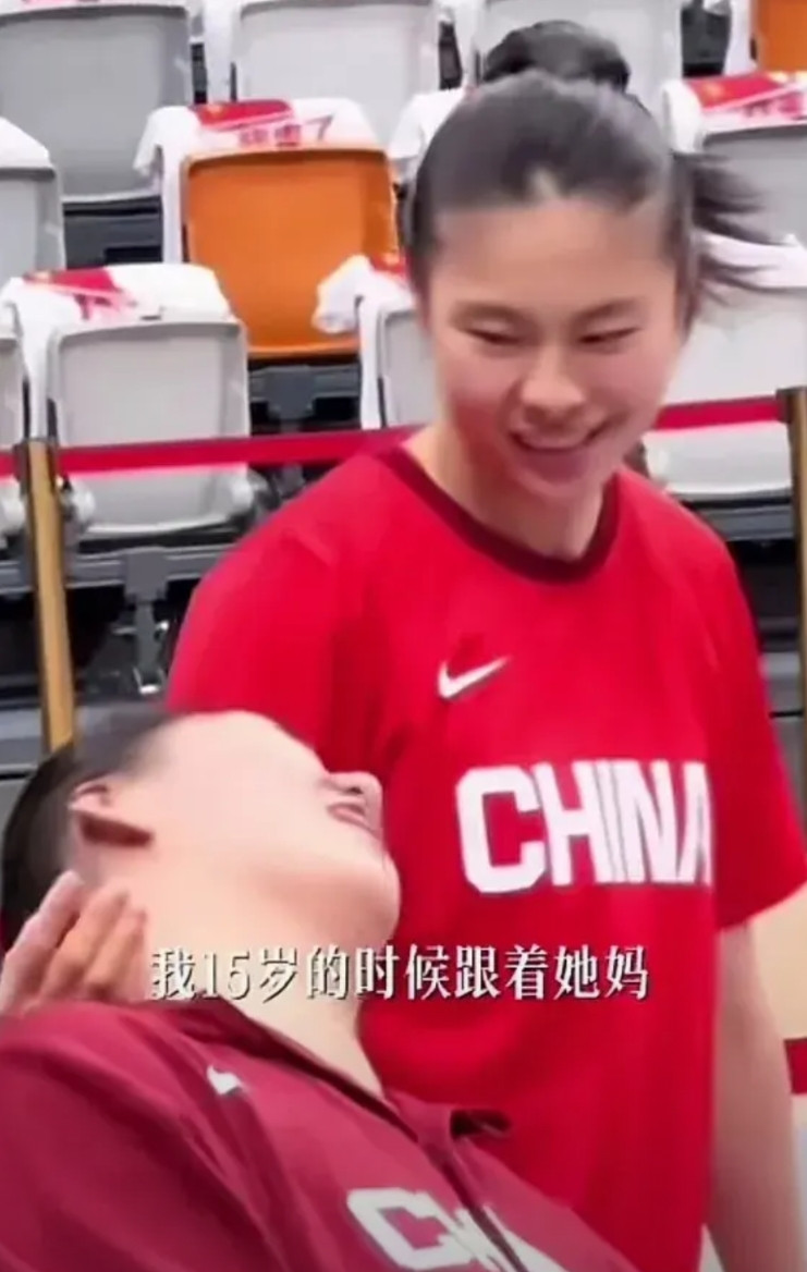 这届女篮除了杨力维与杨舒予亲姐妹，还有一对亲的师姐妹，那就是王思雨与张子宇，因为