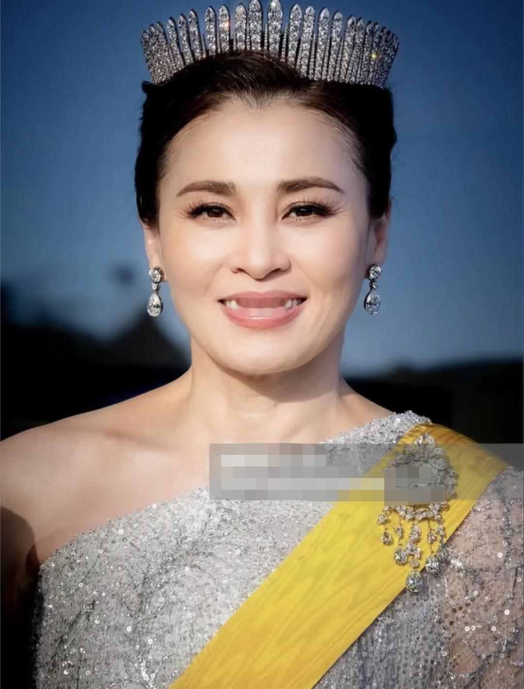 苏提达王后第一次戴上王冠，贵气十足啊！泰王不仅带着她出国访问，而且这次瑞典之行给