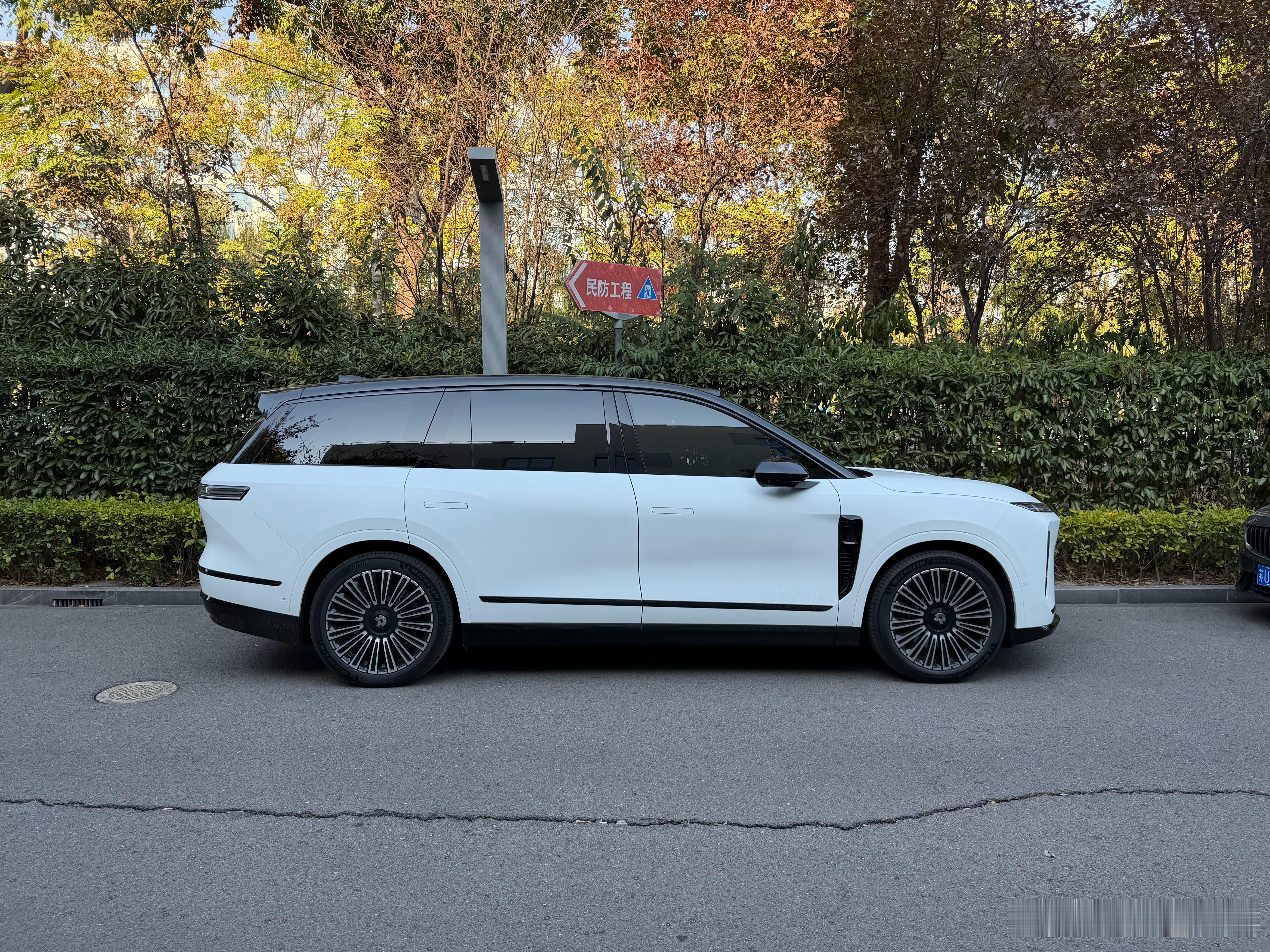 白色的新ES8看久了也挺好看的明年旗舰SUV蔚来ES9能不能延续新ES8的势头呢